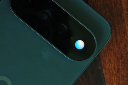 Google Pixel 11 smartphone making an AI-assisted phone call